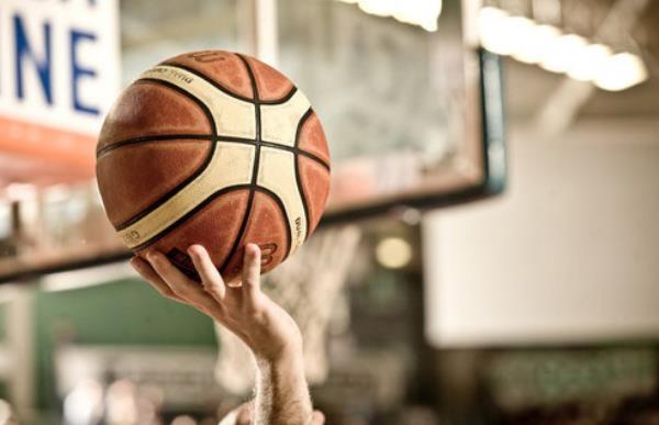 Come gestire e trattare gli infortuni alle dita nel giocatore di basket.  A cura di Giacomo Gelardini e Marco Beneforti.